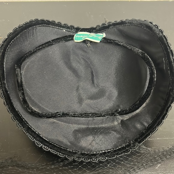 Vintage Marshall Field &‎ Company Black Velvet Church Hat - Picture 7 of 9
